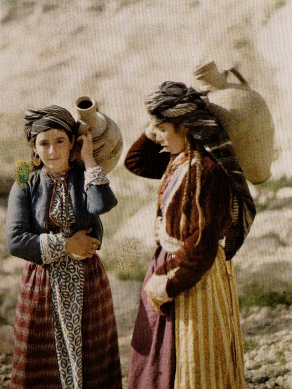 Zakho, Irak, 11. Mai 1917: To kurdiske jenter i Irak med vannkrukker. Dette var noen år før kurderne ble lovet et eget land av de allierte vinnerne av første verdenskrig. Det løftet ble aldri holdt.