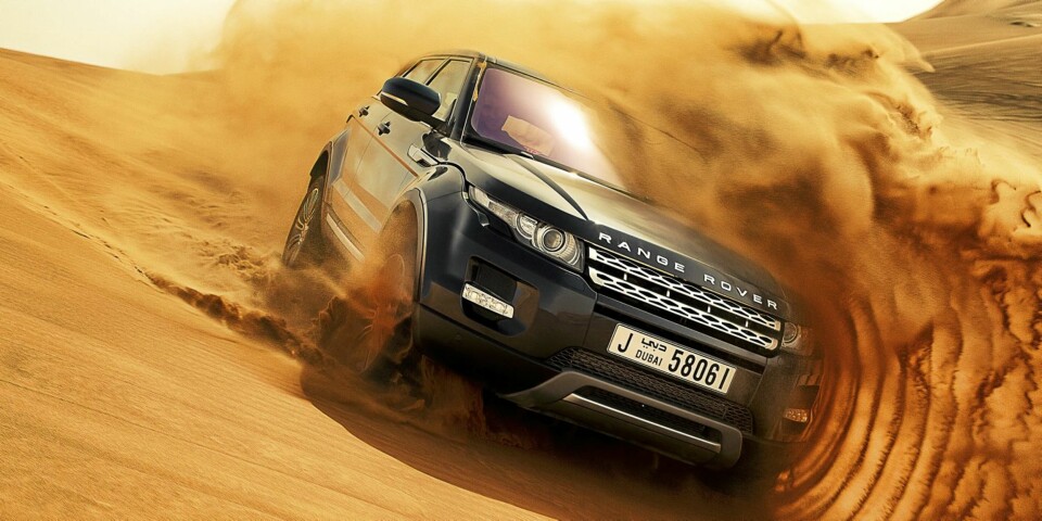 SURFING: Vi bedriver sanddynesurfing i Dubai-ørkenen. En øvelse Evoque takler utmerket.