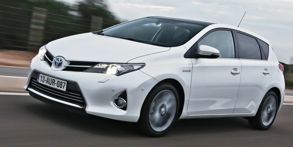 BARSKERE: Nye Auris er betydelig barskere enn forgjengeren. Det nye Toyota-fjeset er på plass.