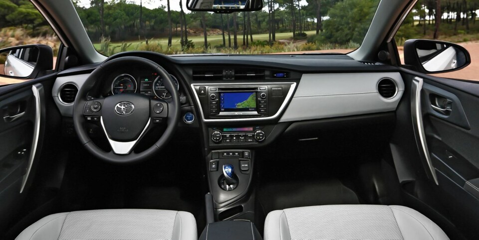 TOPPMODELL: Toppmodellen Executive har skinnkledd dashbord, men det er fortsatt en del hardplast i interiøret.