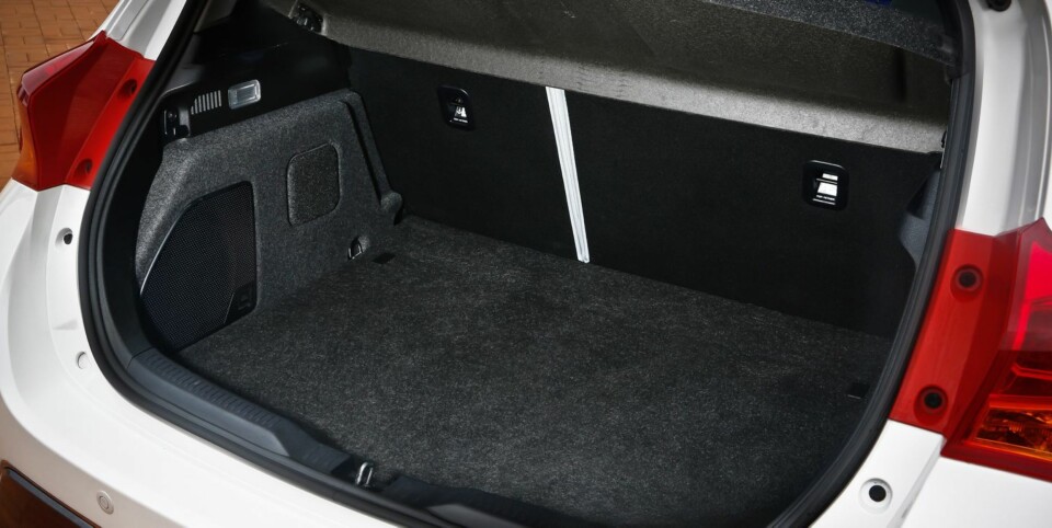 30 % STØRRE: Batteripakken er flyttet fram og ligger nå under baksetet. Det gir 30 prosent mer plass i bagasjerommet, som er liter mindre enn i nye Golf.