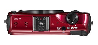 PASSE SLANKT: Uten objektiv er ikke EOS M spesielt mye tykkere enn et avansert kompaktkamera.