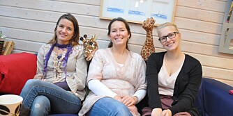 Tre blad Nina har gode erfaringer med «sjiraffspråket» i Rosenlund barnehage. Fra v. pedagogisk leder Nina Schultz, styrer Nina Smedbakken Marthinsen og pedagogisk leder Nina Haanes. Tre blad Nina har gode erfaringer med «sjiraffspråket» i Rosenlund barnehage. Fra v. pedagogisk leder Nina Schultz, styrer Nina Smedbakken Marthinsen og pedagogisk leder Nina Haanes.