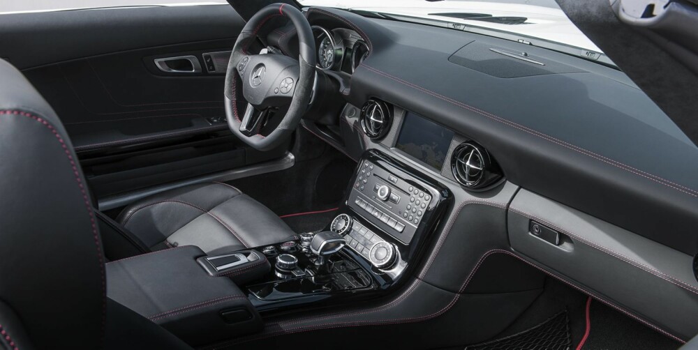 SMÅ ENDRINGER: Inni er dashbordet i karbonfiber byttet ut med pianosvart. FOTO: Daimler AG SMÅ ENDRINGER: Inni er dashbordet i karbonfiber byttet ut med pianosvart. FOTO: Daimler AG