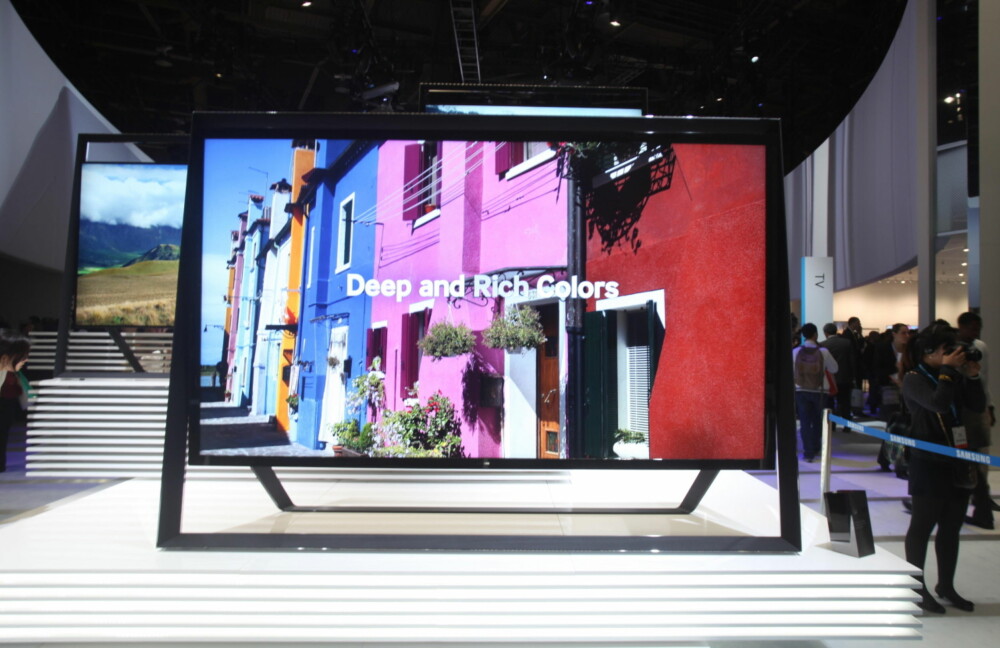 NOEN STØRRE: Hva med en 110 tommers 4K-TV med eget gulvstativ. Dette var en av Samsungs store lanseringer på CES.