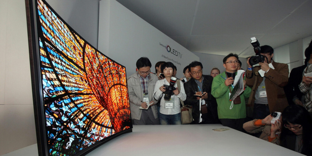 KURVER: En bøyd OLED-skjerm er kanskje årets største TV-nyhet fra Samsung.