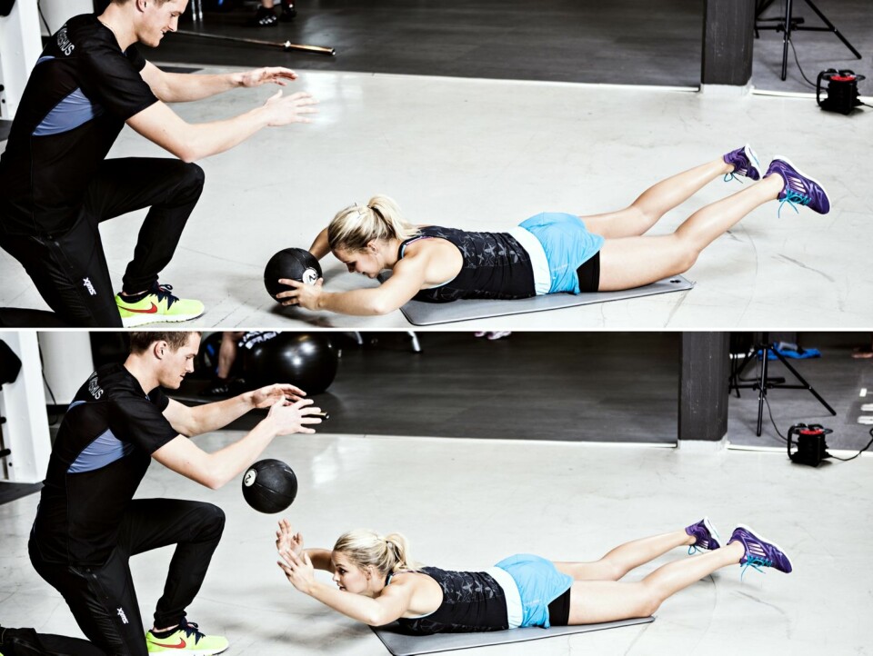 RYGGHEV MED BALL: Du får sterkere rygg og skuldre.