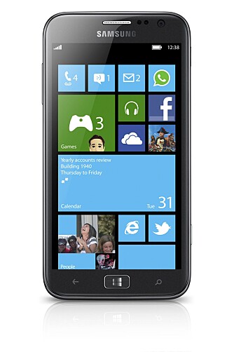IDENTITET: Med Windows Phone 8 må man jobbe litt med startskjermen for å et effektivt bruksmønster. Fliser - eller tiles - med hvite ikoner og ensfarget bakgrunn er pent, men kan gjøre det litt vanskelig å skille apper fra hverandre.