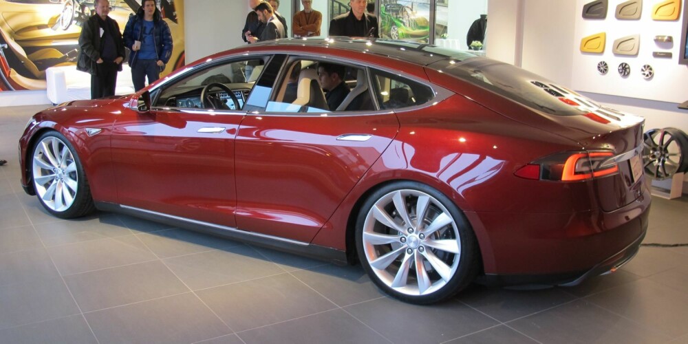MANGE VENTER: Tesla Model S. FOTO: Geir Svardal