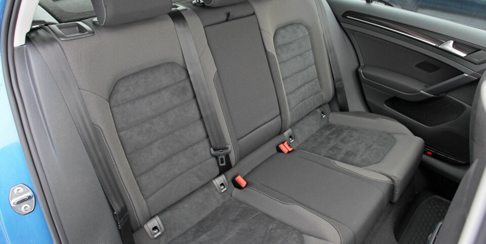 GOD PLASS: I baksetet har den solid takhøyde og god benplass. Dermed har fire voksne på rundt 1,85 meter god sittekomfort i kupeen. FOTO: Petter Handeland