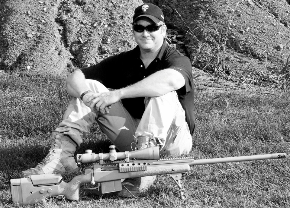 Chris Kyle med sin Lapua. 338, som han brukte på sitt lengste «kill», 1900 meter. - Det var et lykketreff. Jo nærmere, jo bedre, sier Kyle.