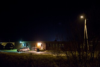 En gammel Moelven-brakke gjør tjeneste som lensmannskontor og kasjott i Hasvik.