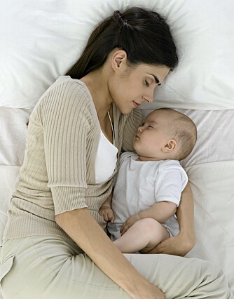 Mange synes det fungerer best å sove sammen med barnet. Velger du dette som et nattlig alternativ, bør du lese ekspertenes råd om samsoving først.