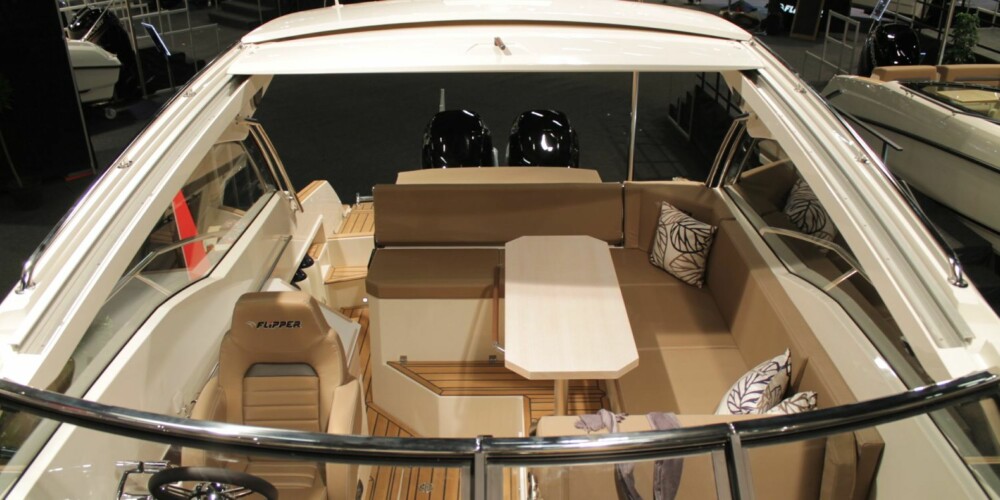 SAMLING: Cockpiten er båtens samlingssted, hvor åtte personer sitter fint rundt det store bordet. Eller man kan gjøre de to fremste passasjer setene om til seter i fartsretningen. FOTO: Verft