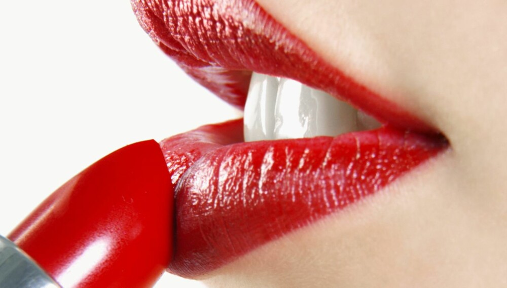 IKKE GJØR DETTE: Rød leppestift kan ødelegge for deg på jobbintervjuet, viser en ny undersøkelse.