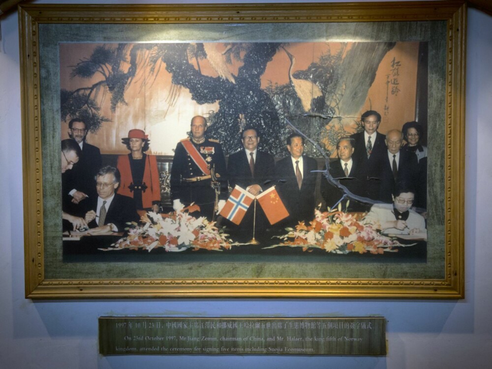 I en bitte liten landsby i den bortgjemte Guizhou-provinsen i Kina henger dette bildet av Kong Harald fra da han besøkte Kina i oktober 1997.