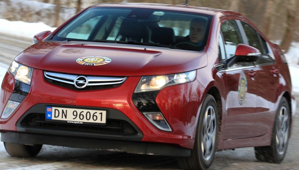 ÅRETS BIL 2012: Opel Ampera ser bra, er god å kjøre og har lavt forbruk på korte distanser. Men den scorer ikke høyt på praktiske egenskaper og blir for mange altfor kostbar til å være bil nummer to. FOTO: Egil Nordlien, HM Foto ÅRETS BIL 2012: Opel Ampera ser bra, er god å kjøre og har lavt forbruk på korte distanser. Men den scorer ikke høyt på praktiske egenskaper og blir for mange altfor kostbar til å være bil nummer to. FOTO: Egil Nordlien, HM Foto