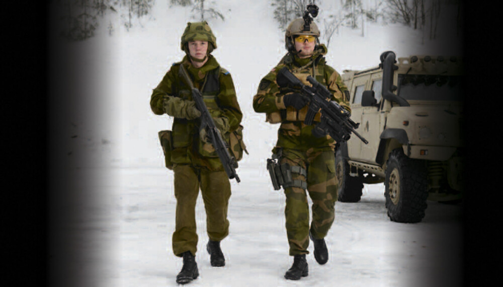 Befalselevene Runar Engelsgjerd (tv) og Ullfar Baldvinsson illustrerer utstyrsforvandlingen norske soldater har fått på kort tid. Engelsgjerd må nøye seg med AG 3 og feltspade. Baldvinsson har blant annet fått nattoptikk, GPS og pansret Iveco kjøretøy.