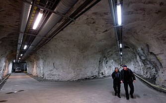 Asgeir Johansen (t.v.) og Ole Iversen kan rusle alene i flere kilometer tunnelganger på jobben.