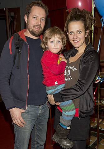 TRIO: Margrethe Røed med sin familie, kjæresten Tomas og deres sønn Cajus. (Foto: Morten Bendiksen)