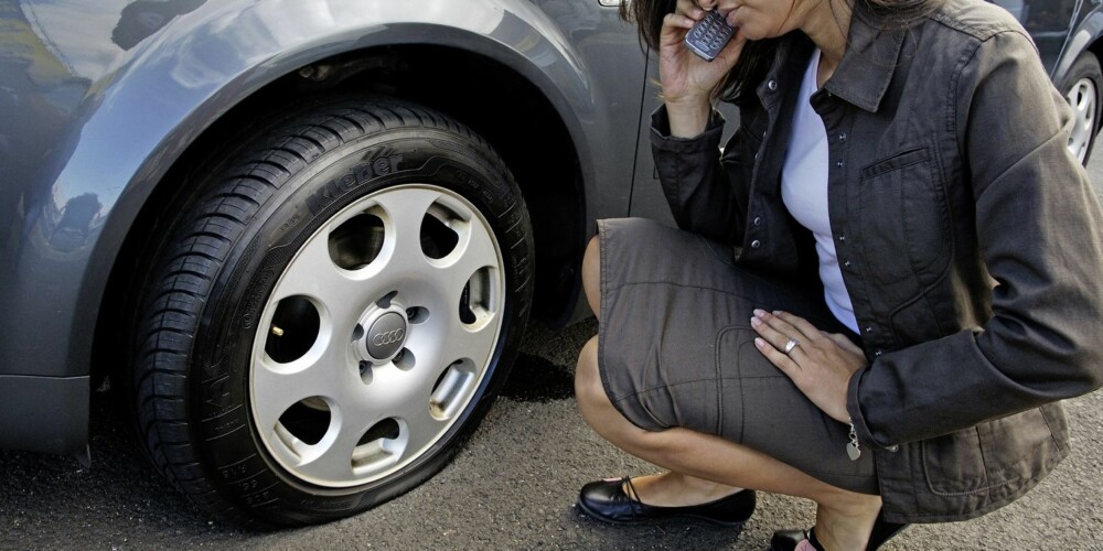 HJELPELØS: Dekkekspert oppfordrer kvinner til å forsøke seg på hjulskift slik at man ikke blir hjelpeløs dersom en punktering skulle oppstå. FOTO: Newspress