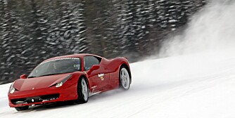 VILL FART: The Stig hadde full kontroll over Ferrarien til enhver tid, men han endte i snøfonna senere på dagen i en Rolls Royce.