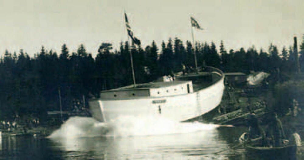 «Maud» blir sjøsatt i Vollen i Asker 7. juni 1917 og døpt av Roald Amundsen selv ved at han knuste en isklump mot skutesiden.