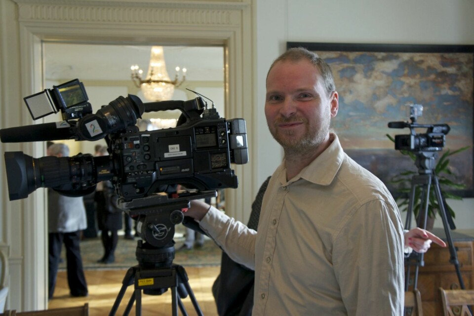 ELEKTRISK MØTE: Elon Musk visste det neppe, men TV2s kameramann under pressekonferansen, Øyvind Holst har egenhendig bygget seg sin egen elektriske Citroën 2CV. FOTO: Geir Svardal