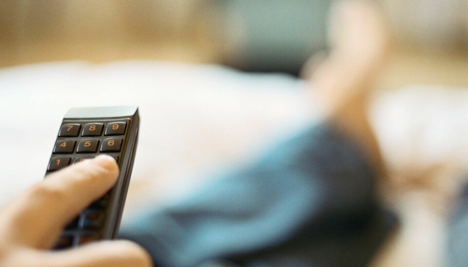 Er det ødeleggende for nattesøvnen å ha TV på soverommet? Foto: Colourbox.no