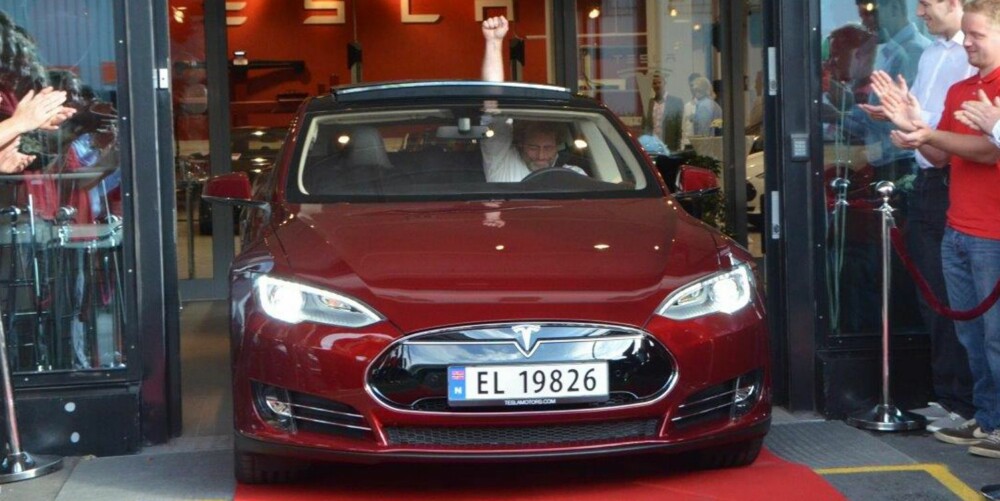 FØRSTEMANN: Første Tesla Model S på vei ut av Tesla Store i Oslo, med Frederic Hauge bak rattet. FOTO: Produsent