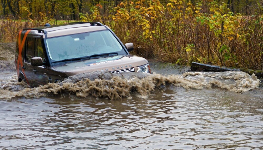 VADEEKSPERT: Dette er intet problem for denne bilen. Men det føles uansett spesielt å kjøre i såpass dypt vann. FOTO: Geir Svardal
