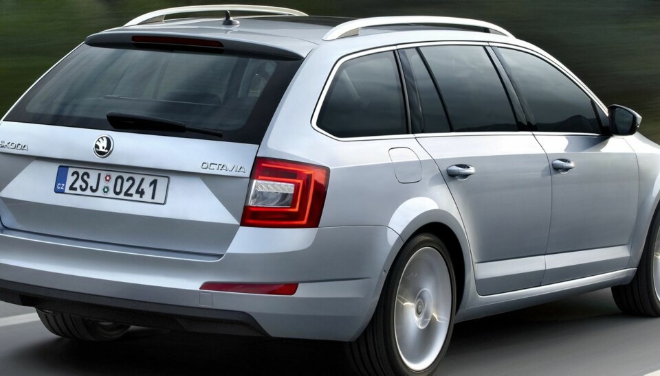 STOR: Bagasjeplassen i nye Skoda Octavia stasjonsvogn er like stor som i Ford Mondeo. FOTO: Daniel Kraus