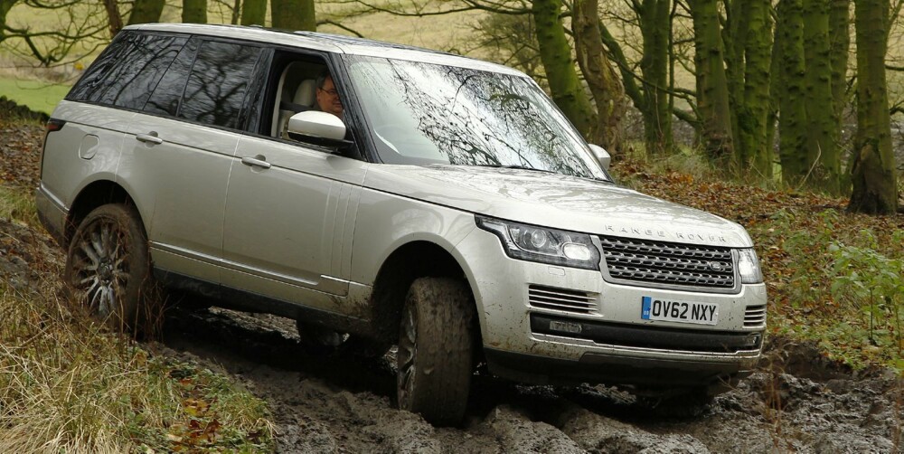 I GJØRMA: Lukusriøse Range Rover tåler grisete forhold. FOTO: Produsent