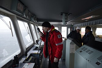Øistein Nilsen holder kontakt med motgående skip mens han navigerer gjennom det kronglete farvannet.
