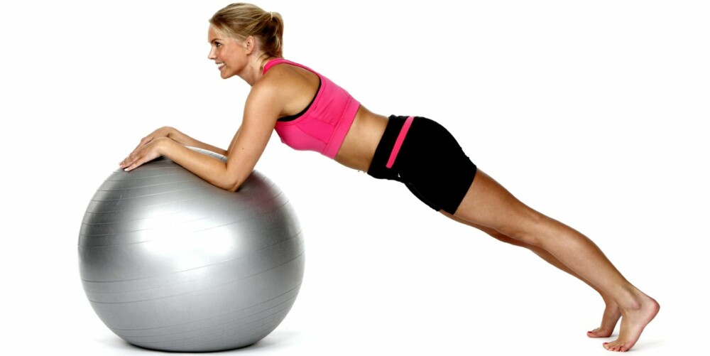 RULLENDE PLANKE: Stå i planken med albuene på ballen. RULLENDE PLANKE: Stå i planken med albuene på ballen.
