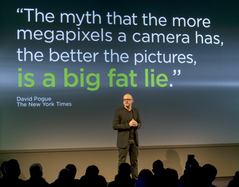 GAMMELT BUDSKAP: HTCs Scott Croyle hadde funnet fram et sitat fra 2007 for å overbevise tilhørerne om at HTC Ones 4 megapiksler ikke er for lite.