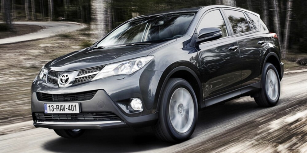 BEDRE: Nye RAV4 kjører bedre enn forgjengeren, men det finnes SUV-er i klassen som er morsommere å kjøre. FOTO: Toyota BEDRE: Nye RAV4 kjører bedre enn forgjengeren, men det finnes SUV-er i klassen som er morsommere å kjøre. FOTO: Toyota
