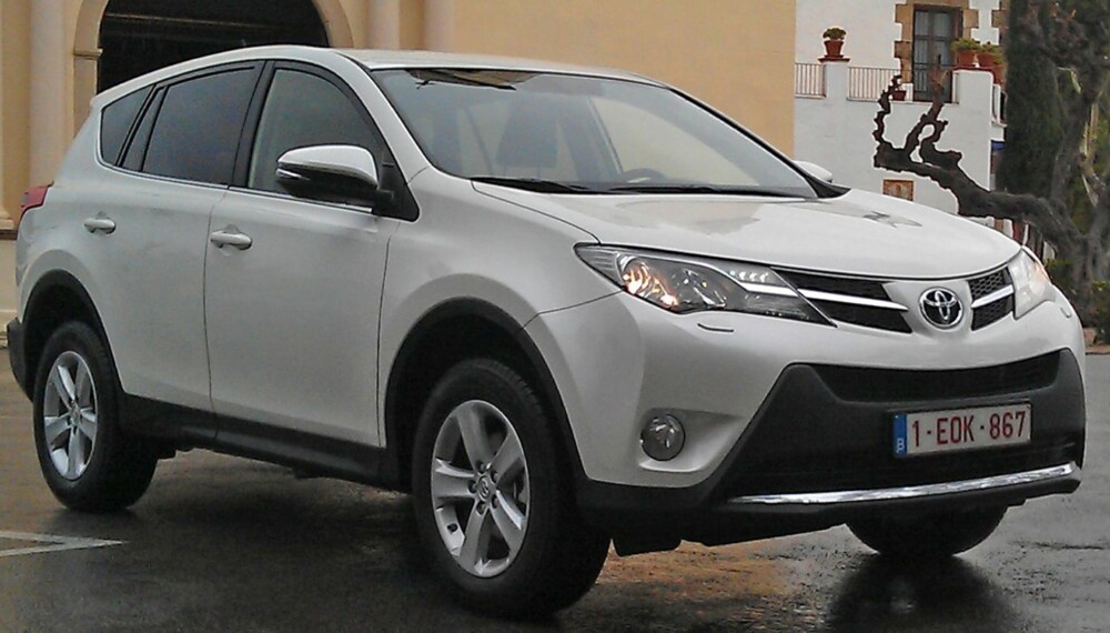VOKST: Toyota RAV4 er blitt betydelig større. Med 457 cm er den over 20 cm lengre enn forgjengeren. FOTO: Øyvind Jakobsen VOKST: Toyota RAV4 er blitt betydelig større. Med 457 cm er den over 20 cm lengre enn forgjengeren. FOTO: Øyvind Jakobsen
