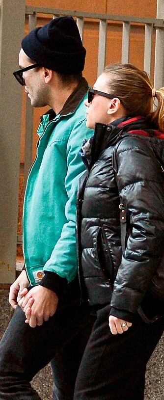 NY RING: Scarlett Johansson har en ny ring med en stor edelsten på venstre ringfinger, og nå verserer ryktene om at hun har forlovet seg med kjæresten Romain Dauriac. NY RING: Scarlett Johansson har en ny ring med en stor edelsten på venstre ringfinger, og nå verserer ryktene om at hun har forlovet seg med kjæresten Romain Dauriac.