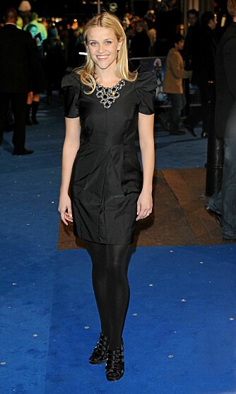CHIC I SVART: Reese Witherspoon strålte på premiere i London i svart Prada-kjole og satengsko fra Christian Louboutin.