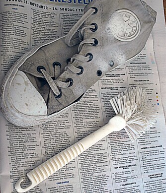 UNDERVEIS: Litt skrubbing med Vanish og en oppvaskbørste, og plutselig begynte skoen å se litt freshere ut.