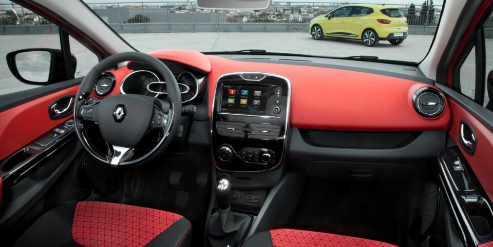 MODERNE: Den nye Renault Clio gir et trivlig inntrykk fra førerplass. Selv om instrumenteringen er litt utradisjonell, blir du fort vant til den.