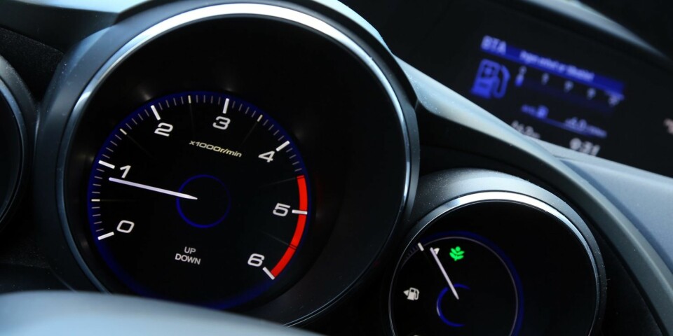 TO ETASJER: Honda Civic har et todelt dashbord, med analoge instrumenter nederst, samt digitalt speedometer og informasjonsskjerm øverst.