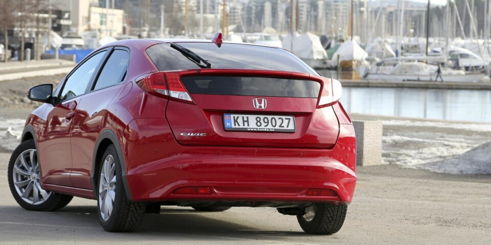 HØY HEKK: Karakteristisk utseende gir stor bagasjeplass. Men også problemer med utsynet bakover, siden den ekstra ruten mellom baklysene samt ryggekameraet lett tettes igjen av skitt og støv. Noe det finnes rikelig av på norske veier.