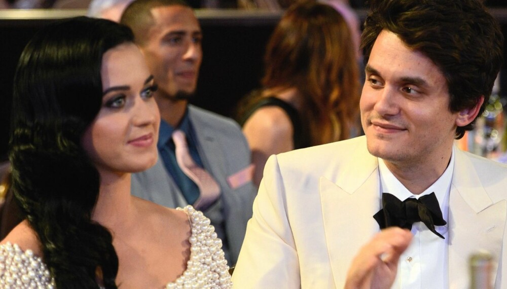 Se - så forelsket: John Mayer kaster et svært så forelsket blikk bort på sin kjære Katy Perry under Grammy-utdelingen tidligere i år. Mazur/WireImage)