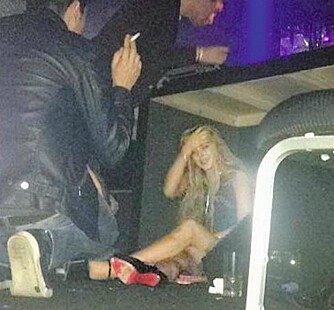 HAVNET PÅ GULVET: Lindsay Lohan kan drikke både andre og seg selv under bordet. Bare timer etter ankomst på brasiliansk jord, var hun i denne tilstanden på en nattklubb.
