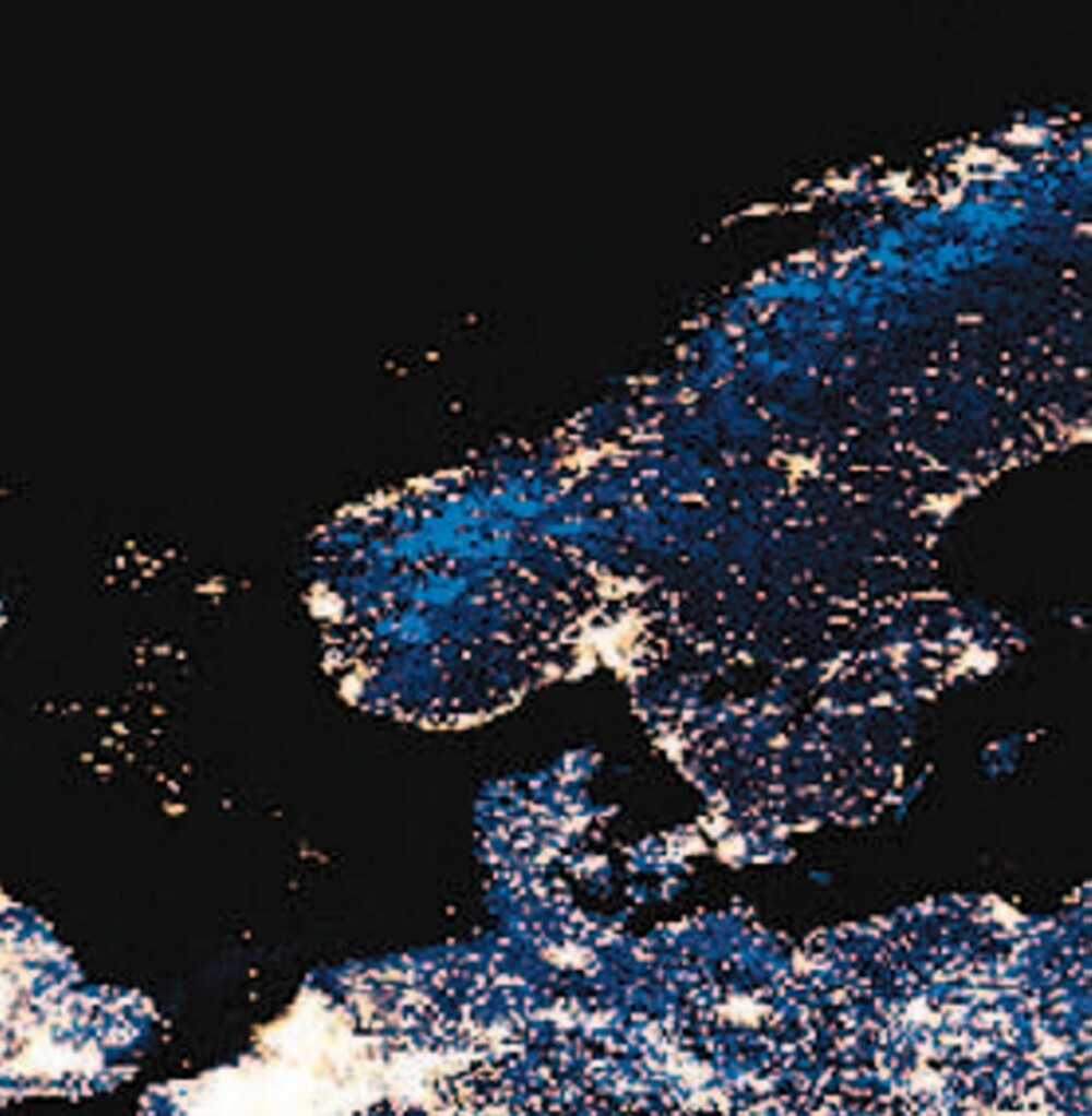 På bildet av Norge og nordligste Europa, ser vi bl.a. godt lysene fra oljeinstallasjonene i Nordsjøen.