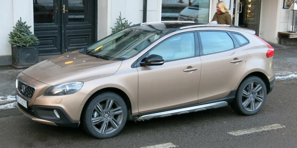 PYNT: I tillegg til økt høyde har Volvo V40 Cross Country fått SUV-aktige designelementer. Testbilen hadde også 18-tommers hjul som neppe hjalp på fjæringskomforten. FOTO: Martin Jansen PYNT: I tillegg til økt høyde har Volvo V40 Cross Country fått SUV-aktige designelementer. Testbilen hadde også 18-tommers hjul som neppe hjalp på fjæringskomforten. FOTO: Martin Jansen