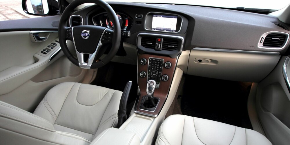 EGEN STIL. Volvo fortsetter med det de kaller et skandinavisk designspråk innvendig. Vi liker utseendet, men det tar litt ekstra tid å lære seg å betjene de mange knappene på midtkonsollen. FOTO: Egil Nordlien, HM Foto EGEN STIL. Volvo fortsetter med det de kaller et skandinavisk designspråk innvendig. Vi liker utseendet, men det tar litt ekstra tid å lære seg å betjene de mange knappene på midtkonsollen. FOTO: Egil Nordlien, HM Foto