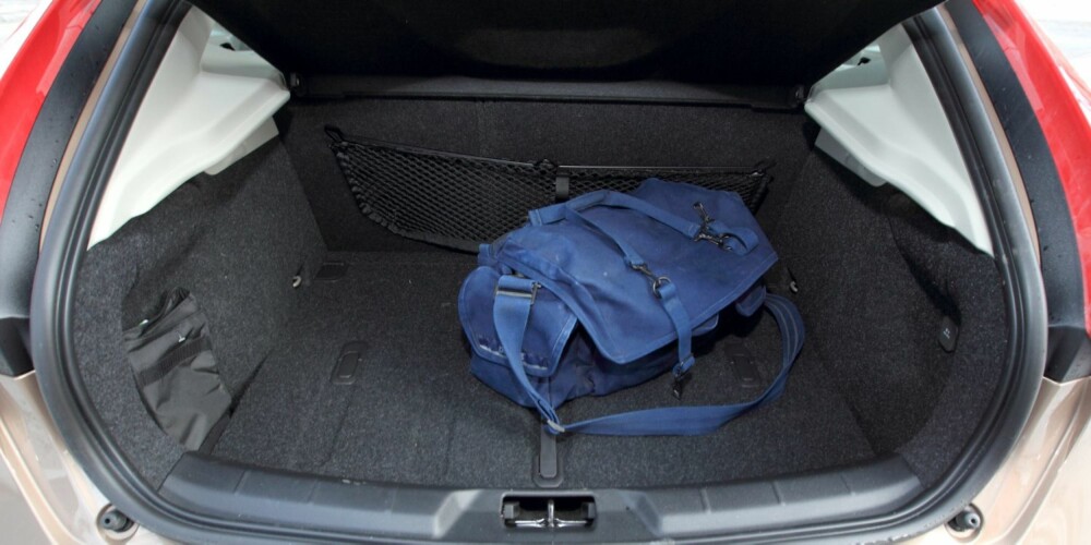 TRANGT: De sportslige, coupéaktige formene utvendig har gått ut over bagasjeplassen. 335 liter er ikke noe å skryte av i dag. I tillegg er lukeåpningen liten. FOTO: Egil Nordlien, HM Foto TRANGT: De sportslige, coupéaktige formene utvendig har gått ut over bagasjeplassen. 335 liter er ikke noe å skryte av i dag. I tillegg er lukeåpningen liten. FOTO: Egil Nordlien, HM Foto